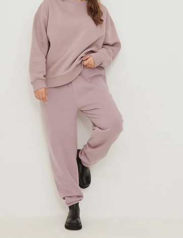 Pantaloni NA-KD Plus Size, mov