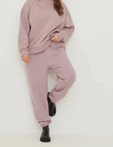 Pantaloni NA-KD Plus Size, mov