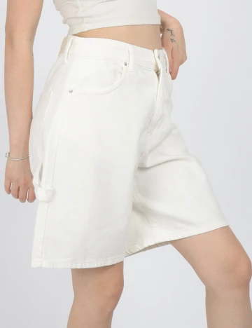 Pantaloni scurti Bershka, alb, 36
