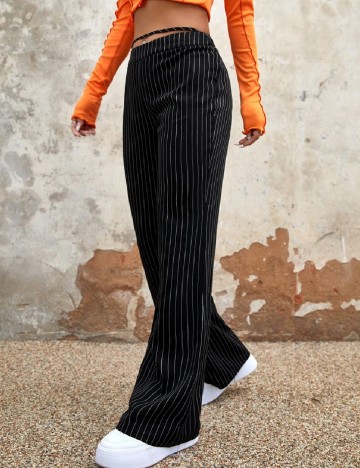 
						Pantaloni SHEIN, negru