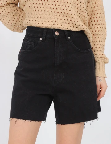 Pantaloni scurti Stradivarius, negru Negru