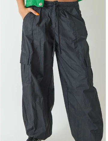 Pantaloni PRETTYLITTLETHING, negru Negru