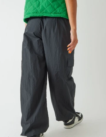 Pantaloni PRETTYLITTLETHING, negru Negru