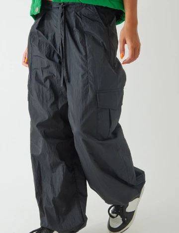 Pantaloni PRETTYLITTLETHING, negru Negru