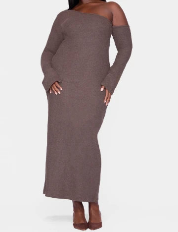 Rochie lunga PRETTYLITTLETHING Plus Size, maro Maro
