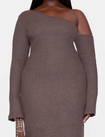 Rochie lunga PRETTYLITTLETHING Plus Size, maro Maro