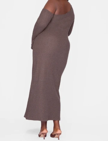Rochie lunga PRETTYLITTLETHING Plus Size, maro Maro