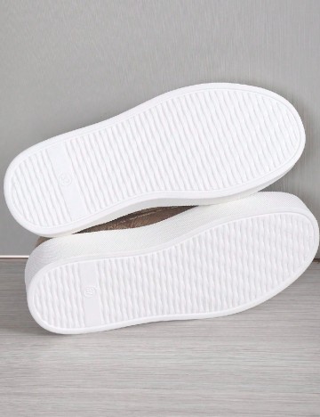 Adidasi SHEIN, maro