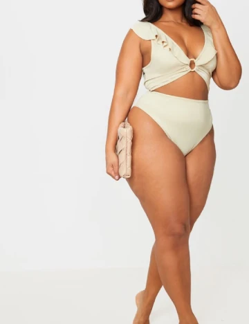 Costum de baie PRETTYLITTLETHING Plus Size, crem