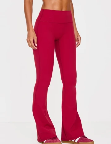 Pantaloni PRETTYLITTLETHING, rosu