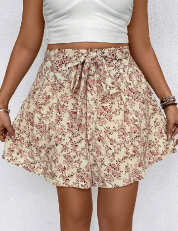 Pantaloni scurti SHEIN CURVE, floral print
