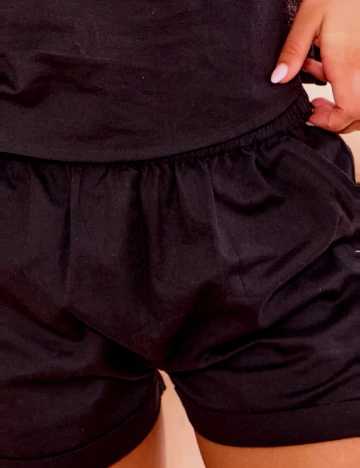 Pantaloni scurti PRETTYLITTLETHING, negru Negru