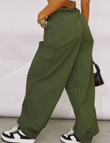Pantaloni PRETTYLITTLETHING, verde