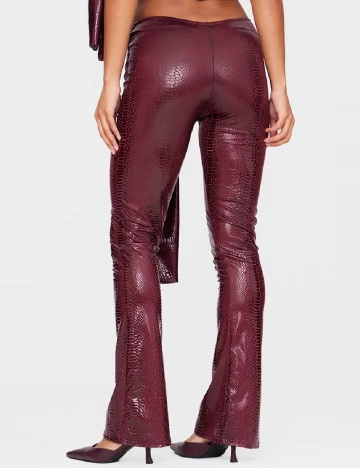Pantaloni PrettyLittleThing, visiniu