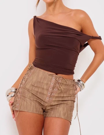 Pantaloni scurti PRETTYLITTLETHING, maro