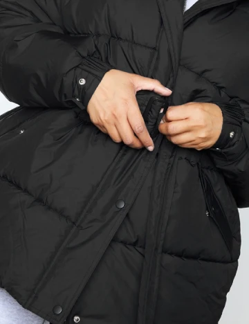 Geaca PrettyLittleThing Plus Size, negru