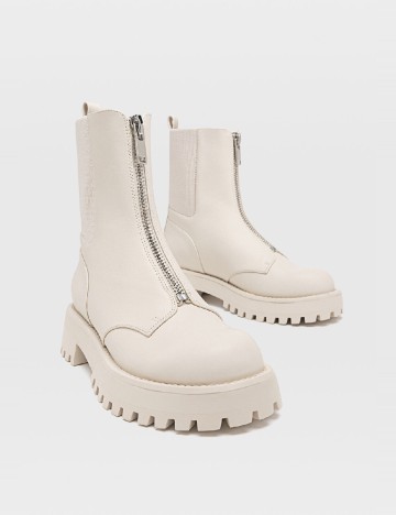 
						Ghete Stradivarius, crem