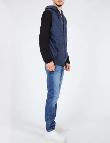 Vesta Bershka, albastru