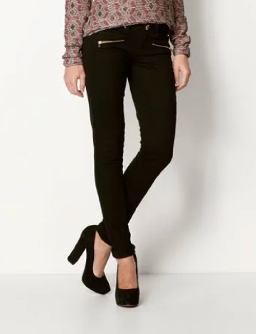 
						Pantaloni Bershka, negru