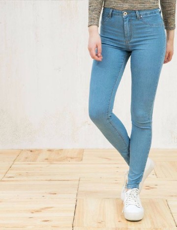 
						Blugi Bershka, albastru