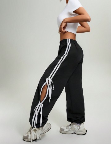 
						Pantaloni SHEIN, negru